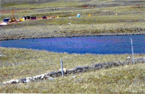 Laguna Los Gentiles, las mismas que desaparecerían con las actividades mineras, atrás se evidencia la maquinaria de la Empresa Minera Coimolache.