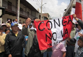 Foto extraida de https://noalamina.org/latinoamerica/peru/item/12353-la-represion-policial-se-legaliza-mientras-aumentan-las-protestas-mineras