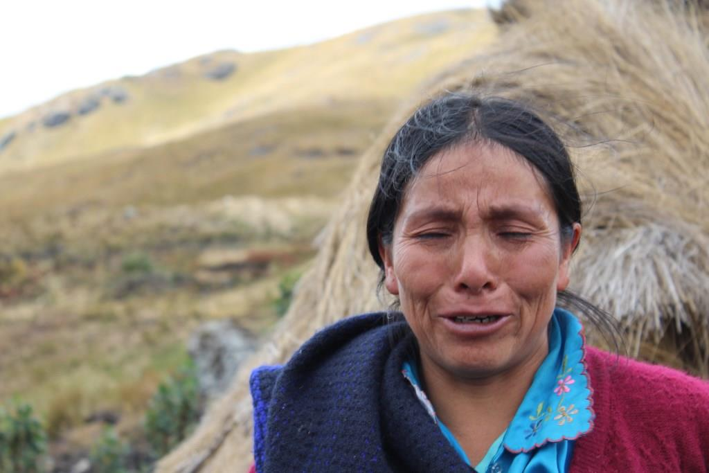 Isidora Chaupe Acuña, entre lágrimas denunció una nueva agresión física de trabajadores de Minera Yanacocha contra su madre, Máxima Acuña, la campesina cajamarquina que le ganó un litigio de tierra a esta poderosa empresa minera al querer desalojarla de su terreno.