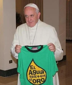 el logo plasmado en el polo fue creado para la Gran marcha nacional por el agua, llevada a cabo desde la región Cajamarca hacia a Lima.
