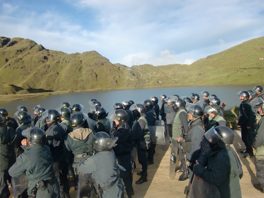 Contingente policial en las Lagunas de Conga durante protestas contra proyecto minero.