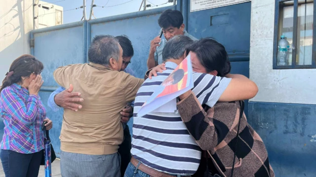 Familiares de algunos de los ultimados en un socavón de Minera Poderosa en Pataz (Foto: BBC) Familiares de algunos de los ultimados en un socavón de Minera Poderosa en Pataz (Foto: BBC)