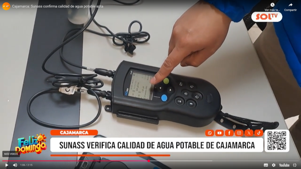 Un momento de la prueba de calidad de agua realizada por SUNASS. Captura realizada del video publicado en SOL TV